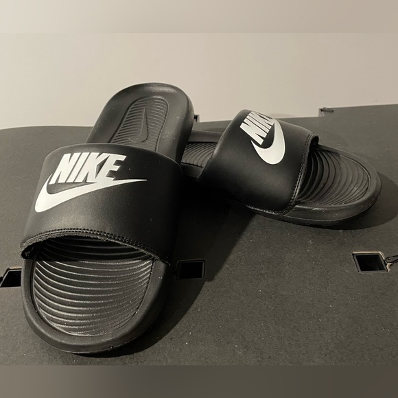 Nike men’s slippers size10, almost new - Picture 5 of 5